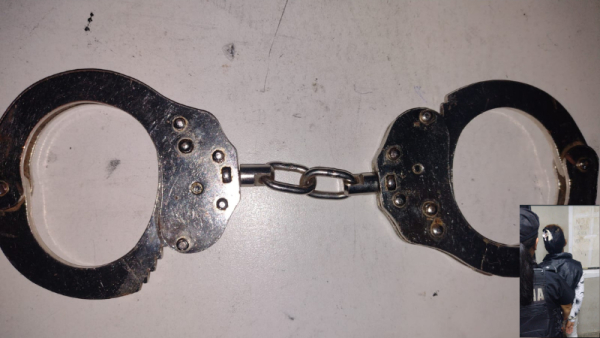 Detuvieron a una mujer y le secuestraron esposas policiales