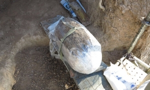 Arqueólogos y paleontólogos trabajan excavando los restos del gliptodonte