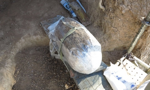 Arqueólogos y paleontólogos trabajan excavando los restos del gliptodonte