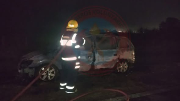 Un vehículo se incendió durante la madrugada del martes en la Ruta 34S