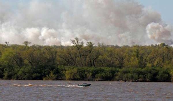 Comenzó la quema de pastizales en las islas cercanas a Rosario
