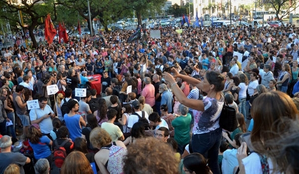 Multitudinaria concentración en defensa de la Ley de Medios