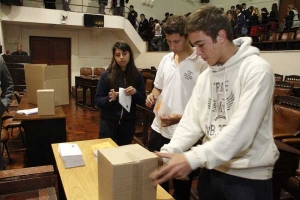 Más de 300 alumnos participaron del último simulacro de votación previo a los comicios