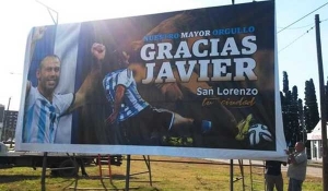 San Lorenzo: Ya instalaron el cartel de agradecimiento a Mascherano
