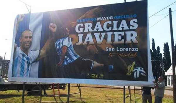 San Lorenzo: Ya instalaron el cartel de agradecimiento a Mascherano