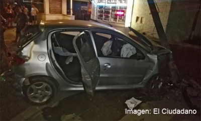 Perdió el control del auto y chocó contra el frente del hospital Eva Perón