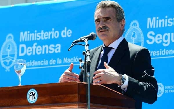 Rossi entregó 1000 chalecos de producción nacional