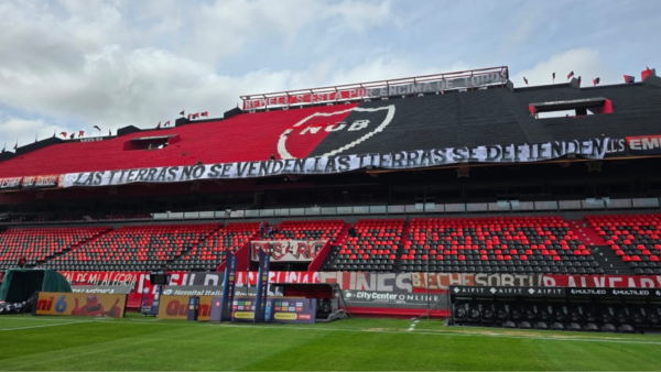 Piden explicaciones al Gobierno santafesino por el retiro de una bandera política en la cancha de Newell's