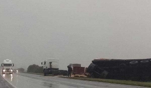 Bermúdez: camión cerealero volcó su carga en el cantero central de la autopista