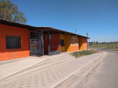 Detienen a cuatro pibes por derrumbar la pared de una escuela