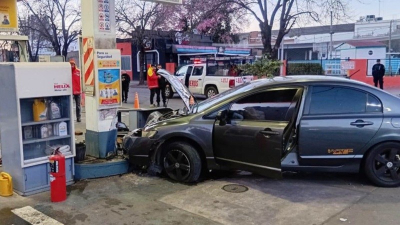Un auto chocó y arrancó un surtidor de una estación de servicio