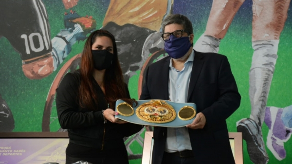 La boxeadora Victoria “Leona” Bustos cedió su cinturón y guantes al Museo del Deporte Santafesino