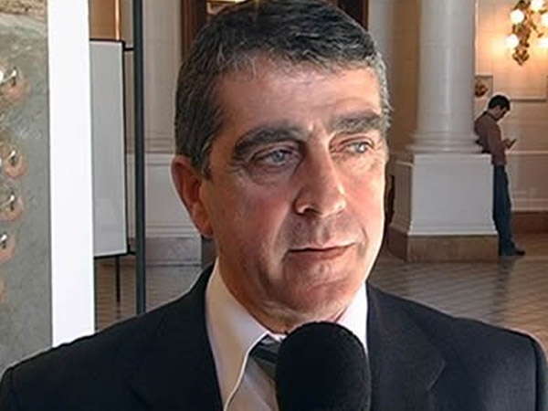 "Si es para obras públicas, votaré con las dos manos"