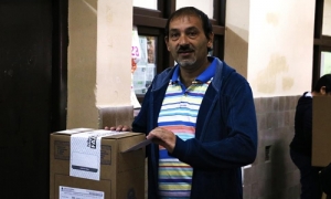 Mario Rosales votó en la Escuela “República de Grecia”