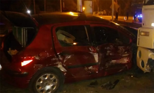 Un camión chocó y comprimió un auto contra el guardarraíl en Ybarlucea