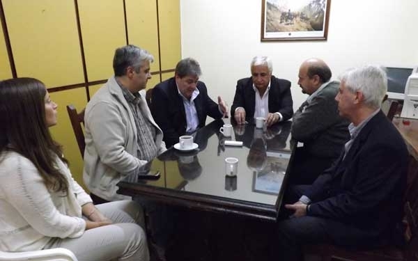 Rubeo se reunió con concejales y visitó a "Los tiburones del Paraná"