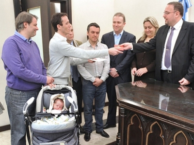 Inédito en el mundo: anotaron en un registro civil del país a un bebé de dos papás