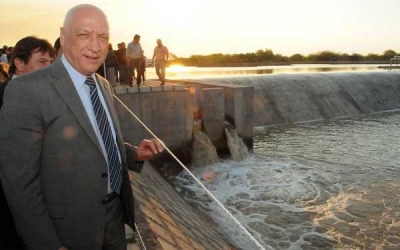 Bonfatti inauguró el azud nivelador sobre el río Salado, en Tostado