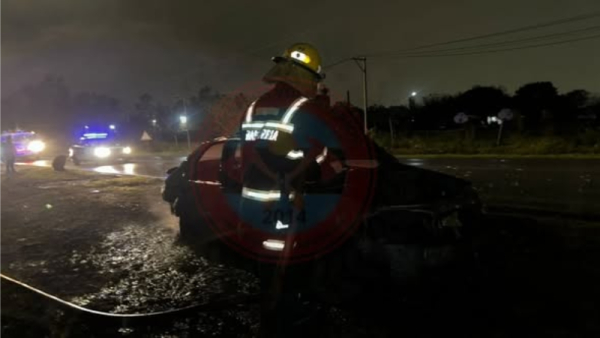 Bomberos controlaron un auto que tenía equipo de GNC