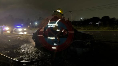 Bomberos controlaron un auto que tenía equipo de GNC