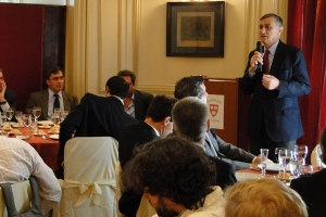 Binner disertó ante egresados de la Universidad de Harvard en Buenos Aires