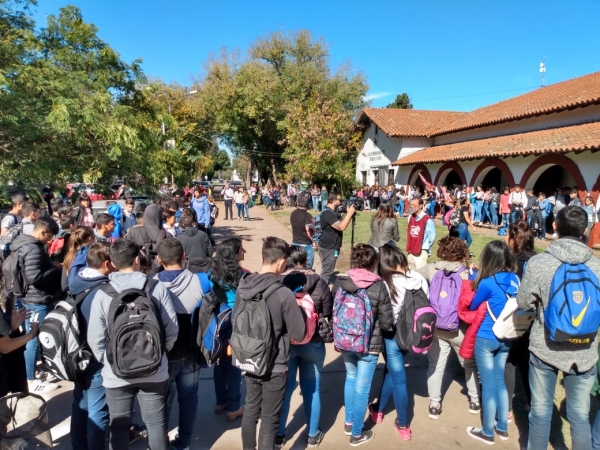 Abrazo solidario en la escuela 330