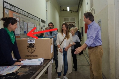 Amalia Granata fue a votar y la recibieron con un pañuelo verde