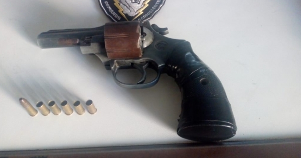 Aprehenden a un hombre con un revólver