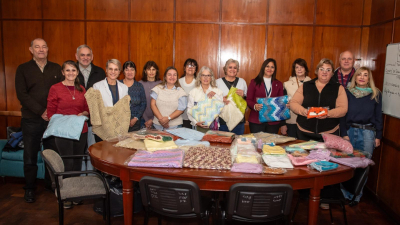Entrega anual de ropitas tejidas para la NEO al Hospital Eva Perón