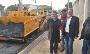 Bermúdez: el senador Armando Traferri visitó la obra de asfaltado de calle Las Heras