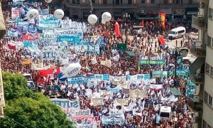 Multitudinaria marcha de maestros al Ministerio de Educación