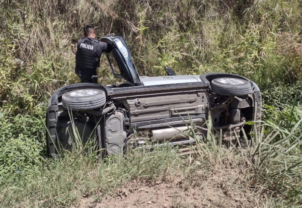 Perdió el control del auto y cayó en el zanjón de calle Richieri
