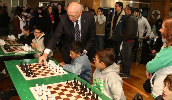 Bonfatti inauguró en Rosario el Torneo de Ajedrez para Escuelas Primarias