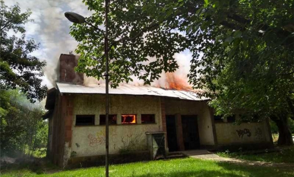 Se incendiaron los viejos vestuarios de la pileta del Hogar Escuela