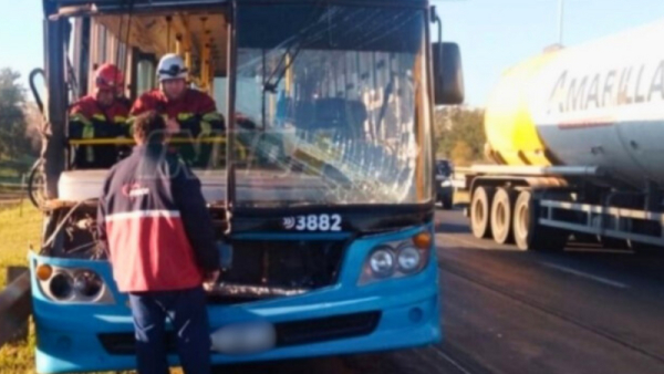 Rescatan a un colectivero atrapado tras colicionar con un camión