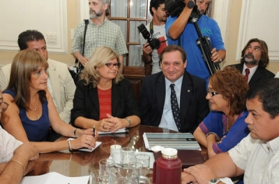Pedido de aumento de docentes y empleados públicos