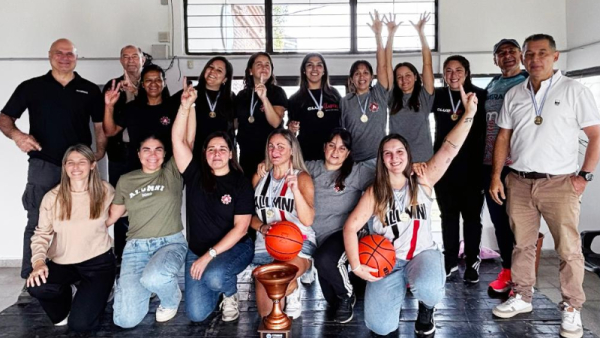 Maglia celebró el campeonato del equipo femenino de básquet del Club Alumni