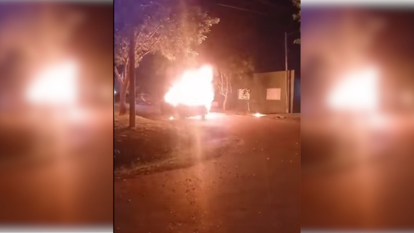 Incendiaron un auto en barrio San Fernando