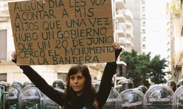 Macri estuvo en el acto del día de la Bandera y la Gendarmería reprimió a manifestantes