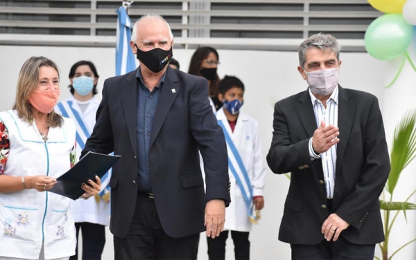 En una jornada llena de alegría, Traferri acompañó el regreso a las aulas de niños y niñas de Puerto San Martín y Ricardone