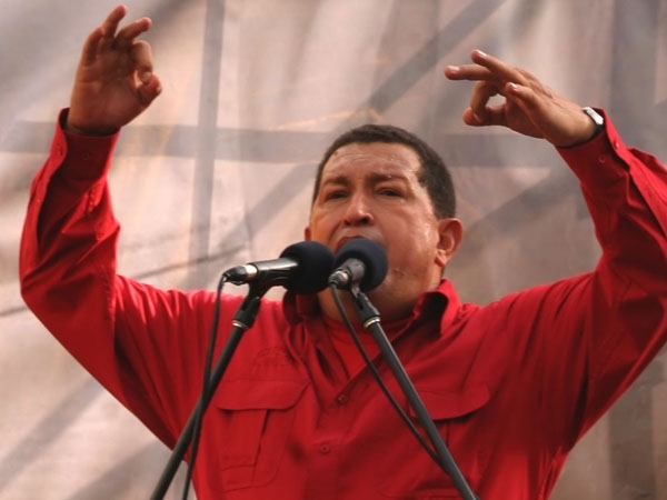 Hugo Chávez le dijo a Repsol que "piense bien" antes de denunciar a la Argentina