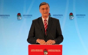 Tras imponerse en las elecciones, Binner inicia gira por Europa 