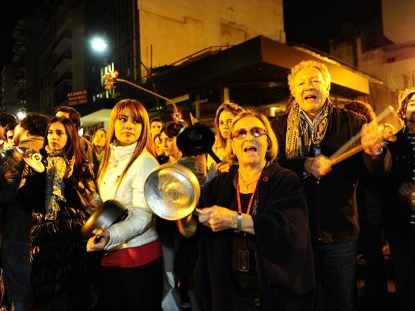 Quiénes están detrás de los cacerolazos