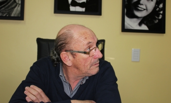 La escuela creada por Carlos Vergara está trabajando en energías renovables