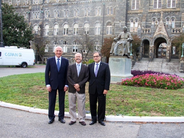 El gobernador visitó la Universidad de Georgetown en Washington  