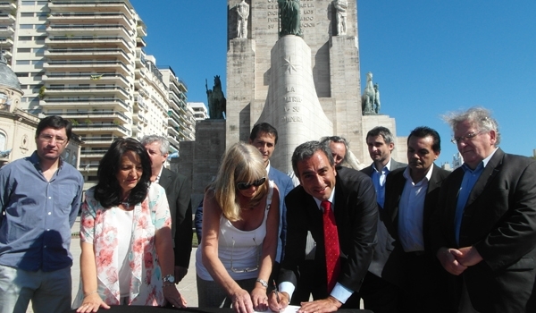 Cachi Martínez y Joaquín de la Torre acompañaron a candidatos a intendentes en la firma del acta de un compromiso por la seguridad