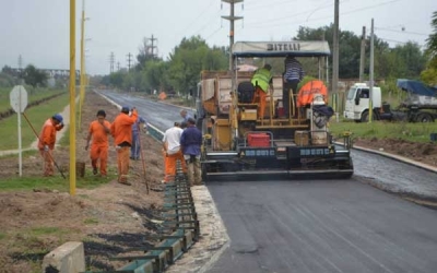 El municipio de Baigorria ya asfalta la Calle 13 en Los Robles