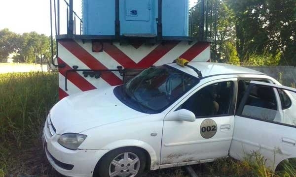 Un tren atropelló a taxi en el paso nivel de Orsetti y las vías del Belgrano Cargas