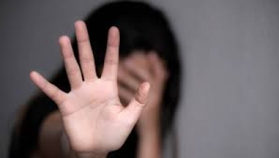 Un hombre golpeó a una mujer en la calle