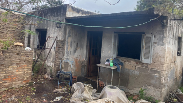 Vecinos detienen a un hombre acusado de incendiar intencionalmente una vivienda en San Miguel